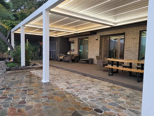 wall-mounted white pergola 2